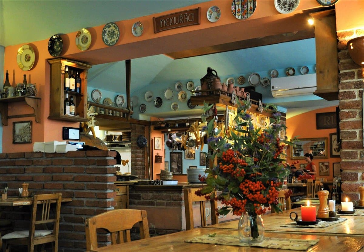 Ein Tisch bei Rustica, vorbereitet für Gäste